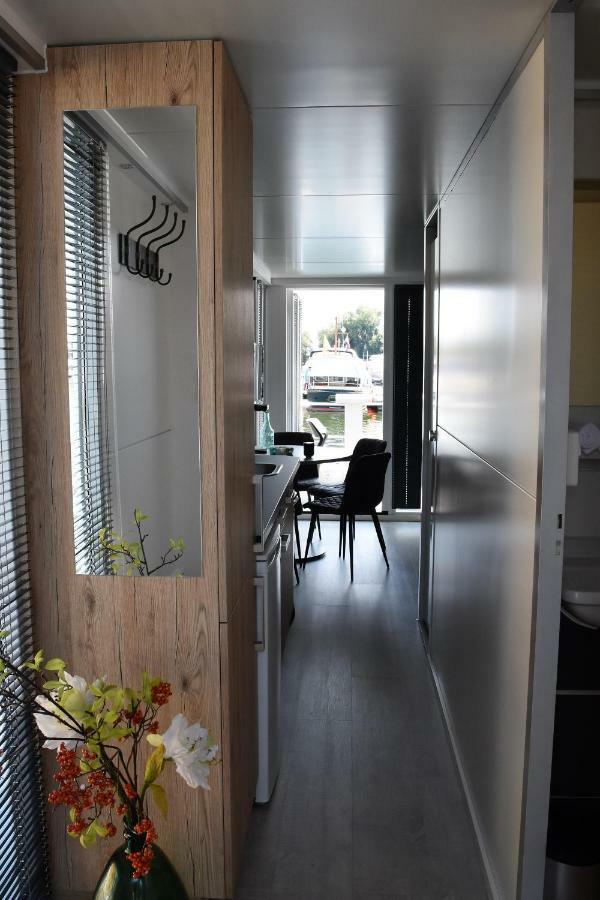 Cosy Floating Boatlodge Athene Maastricht Exterior photo